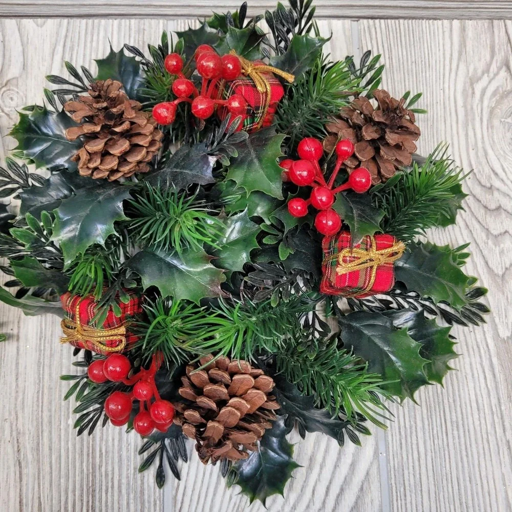 2 Christmas Greenery Wreath Rings Green Red Pinecone Berries Plaid Presents‎ Vtg